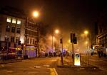 Brandfolk i kamp med flammerne i Clapham Junction i det sydlige London. 