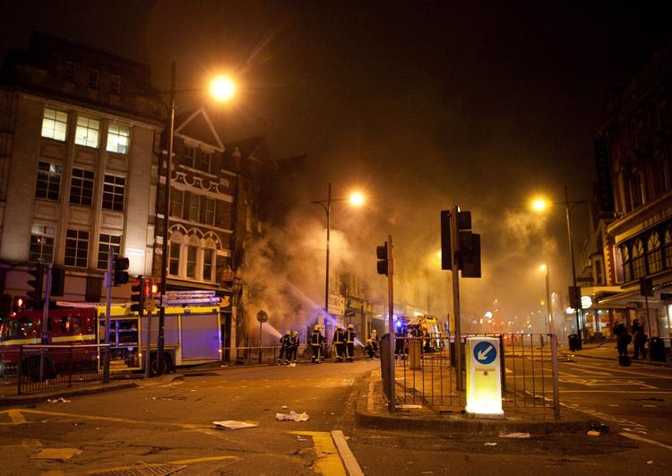 Brandfolk i kamp med flammerne i Clapham Junction i det sydlige London. 