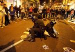 En mand arresteres for at have plyndret en butik i Clapham Junction i det sydlige London. 
