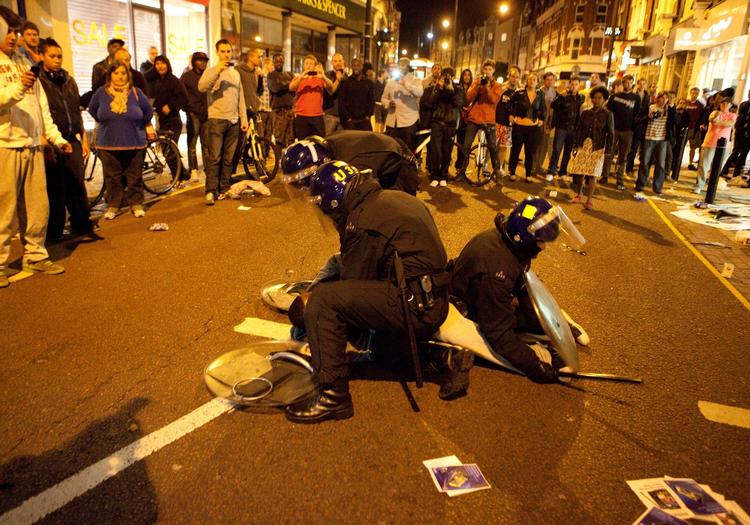 En mand arresteres for at have plyndret en butik i Clapham Junction i det sydlige London. 