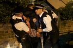 En ung mand arresteres i Camden Town i det nordlige London. 