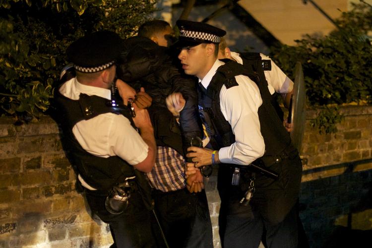 En ung mand arresteres i Camden Town i det nordlige London. 