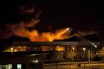 Brandfolk bekæmper en brand i et Sony-varehus, som angiveligt er sat i brand. 