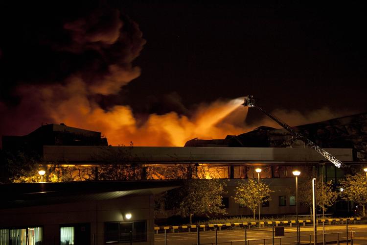 Brandfolk bekæmper en brand i et Sony-varehus, som angiveligt er sat i brand. 