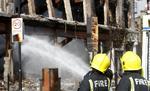 Brandmænd ved en udbrændt bygning i Tottenham i det nordlige London. 