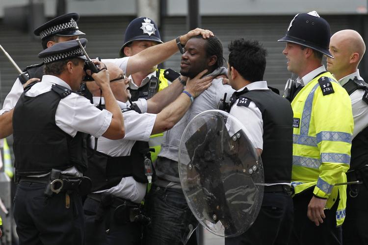 En mand arresteres i Croydon i det sydlige London. 