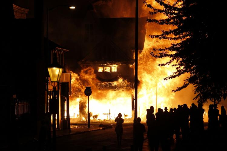 En butik er sat i brand i Croydon i det sydlige London. 