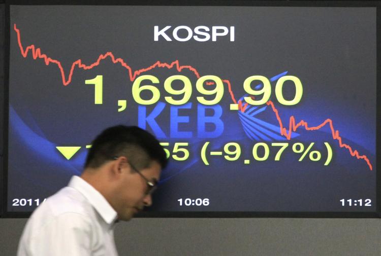 Nedtur. En aktiehandler i Sydkorea kan konstatere, at landets børs er åbnet med et fald på 3,29 procent. 
