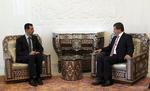 Kritik. Syriens præsident, Bashar al-Assad, (tv.) lytter til kritikken fra den tyrkiske udenrigsminister, Ahmet Davutoglu. 