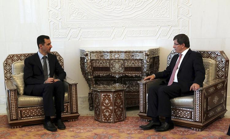 Kritik. Syriens præsident, Bashar al-Assad, (tv.) lytter til kritikken fra den tyrkiske udenrigsminister, Ahmet Davutoglu. 