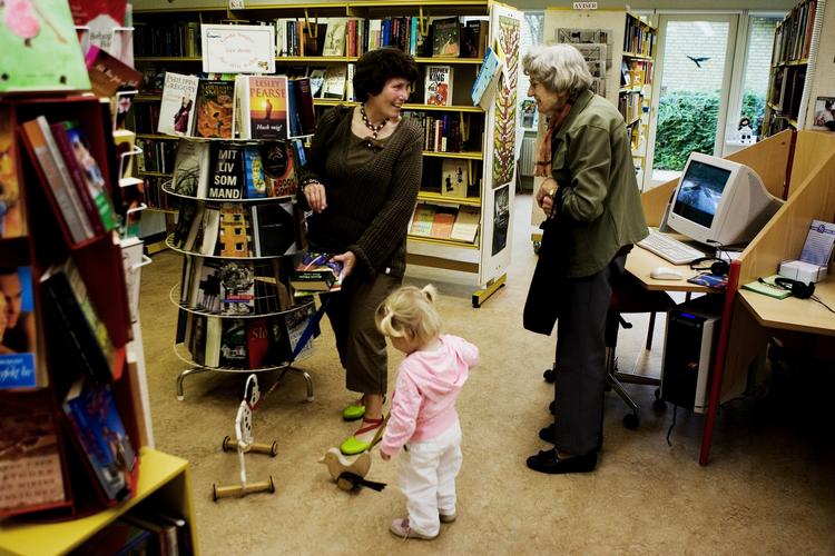 Bibliotekskultur. Undersøgelser viser at mange vil stoppe med at besøge biblioteket jævnligt, hvis afstanden bliver på over 5 kilometer. 