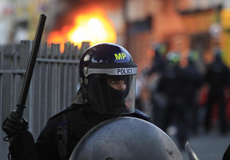 OPRØR. Betjent fotograferet under urolighederne i Hackney-bydelen. Politiet har sat op mod 6.000 betjene ind for at få kontrol over de uroramte områder af London. 
