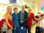 Hjemvendt. Danske famlilien Andreasen bor til daglig i London. De har ikke mærket meget til urolighederne de seneste dage. Fra venstre Ida, Lillian,  Arno og Eva. 