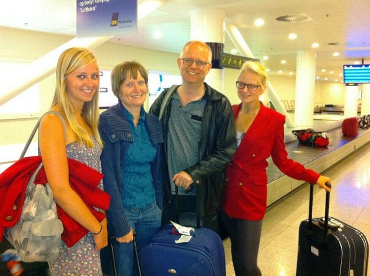 Hjemvendt. Danske famlilien Andreasen bor til daglig i London. De har ikke mærket meget til urolighederne de seneste dage. Fra venstre Ida, Lillian,  Arno og Eva. 