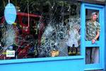 ØDELÆGGELSER. Butiksejer ved sin ødelagde butiksruder i Ealing i det vestlige London. 