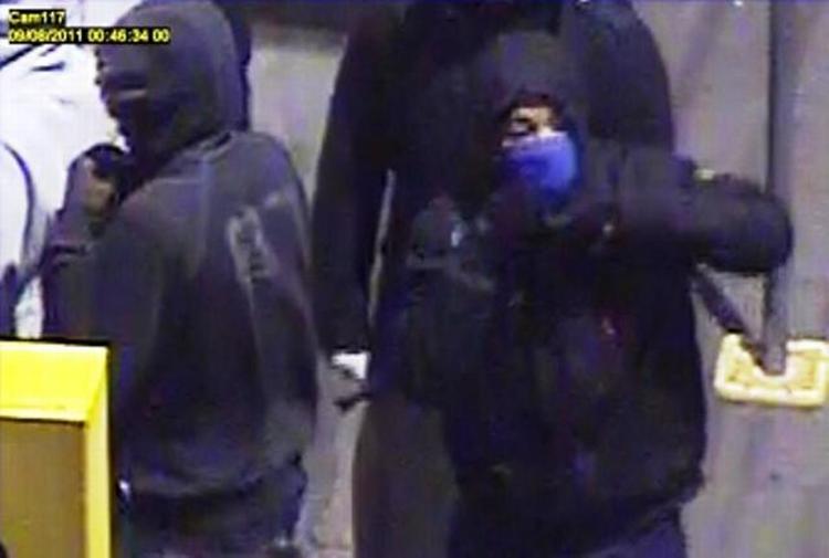 EFTERLYSNING. En af de formodede uromagere fotograferet af sikkerhedskameraer under optøjerne i London. 