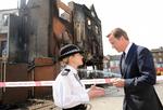 ØDELÆGGELSER. Premierminister David Cameron taler med lederen af politiet i Croydon-bydelen, Jo Oakley ved afspærringerne foran et af de udbrændte huse i byen. 