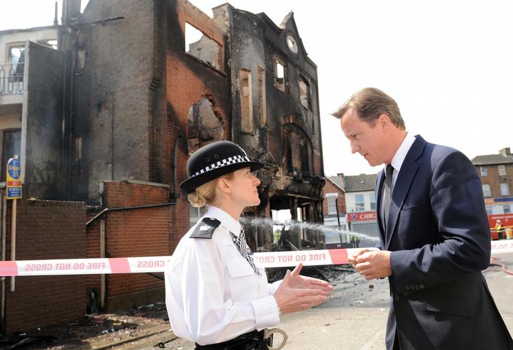 ØDELÆGGELSER. Premierminister David Cameron taler med lederen af politiet i Croydon-bydelen, Jo Oakley ved afspærringerne foran et af de udbrændte huse i byen. 