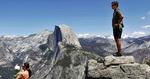 LUNEFULDT. Turister kigger over mod Half Dome fra Glacier Point i Yosemite. Vejret kan lynhurtigt skifte, og det kan overraske ukyndige bjergklatrere. 
