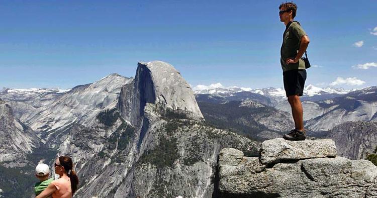 LUNEFULDT. Turister kigger over mod Half Dome fra Glacier Point i Yosemite. Vejret kan lynhurtigt skifte, og det kan overraske ukyndige bjergklatrere. 