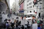 spændning. Medierne er talstærkt til stede ved børsen i New York. 