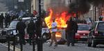 Optøjer. Volden i London eskalerede lørdag aften, som følge af en demonstration mod politiet i forbindelse med drabet på en 29-årige mand. 