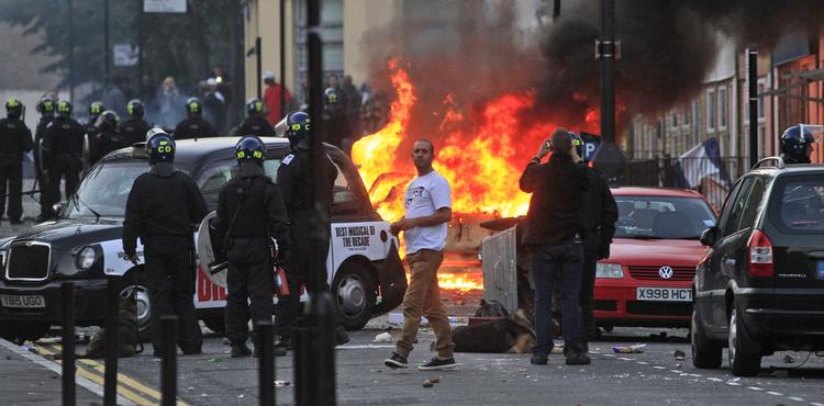 Optøjer. Volden i London eskalerede lørdag aften, som følge af en demonstration mod politiet i forbindelse med drabet på en 29-årige mand. 