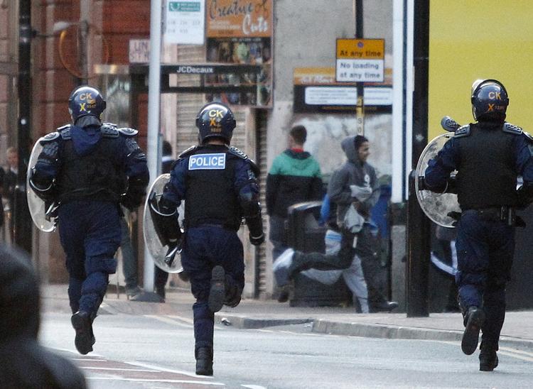 Spredning. Uroen har spredt sig fra London til en række andre store britiske byer. Her et billede fra Manchester, hvor det gik voldsomt for sig i nat. 