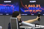 Glæde. De asiatiske markeder er startet i plus, efter gårsdagens melding fra den amerikanske nationalbank om, at den holder den lave rente i ro de næste to år. Her en smilende aktiehandler på børsen i Sydkorea. 