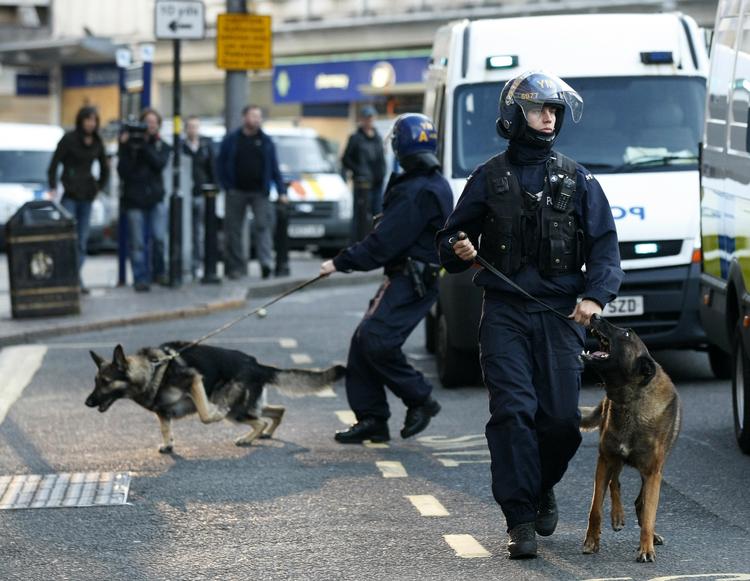 POLITIINDSATS. Politiet har haft mere end svært ved at genvinde kontrollen over de bydele, der er ramt af optøjer. Betjente med hunde i Birmingham. 