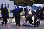 PÅGREBET. Politiet anholder mand under balladen i Birmingham. 