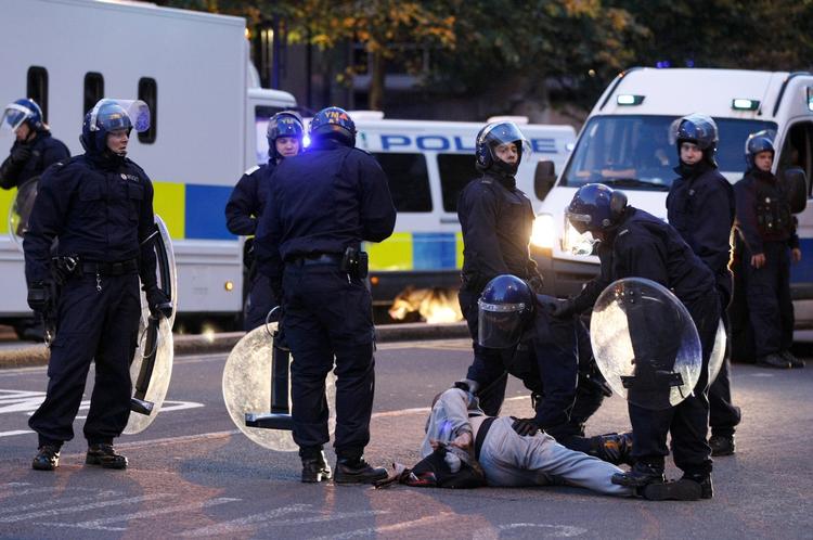 PÅGREBET. Politiet anholder mand under balladen i Birmingham. 