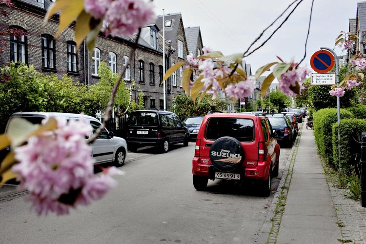 Hacking. Dygtige hackere kan via smartphone både låse din bil op og tænde motoren. 