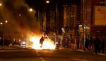 OPTØJER. På fjerdedagen for de omfattende uroligheder i England flammede balladen op i nye byer og områder. Her der det en brændende barrikade i Toxteth i Liverpool. 