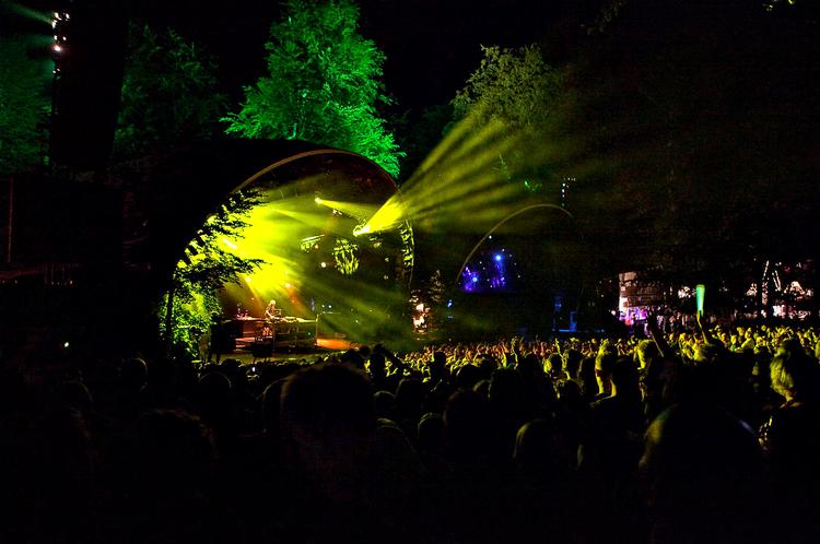 SMUK+DRUK. Som sine kolleger byder Smukfest med de mange fine barer på talrige muligheder for at drikke sig godt og grundigt i bøgehækken. Arkivfoto: Linda Johansen 