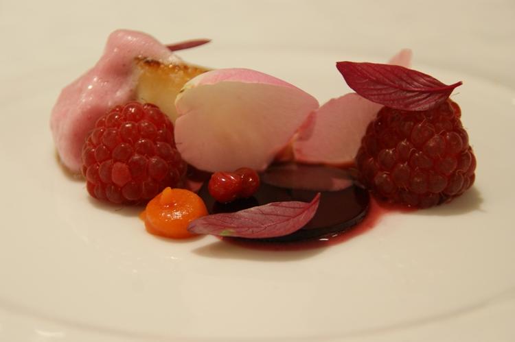 Gourmetmiddage. Fra 19.-27. august kan man for 425 kroner sætte sig til bords hos en af Københavns mange michelinrestauranter. Det tilbud er der rift om. 