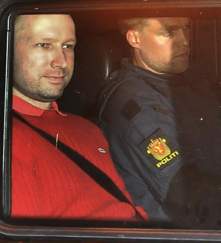 Anholdt. Anders Breivik nåede at dræbe 66 fortinsvis unge mennesker på Utøya, inden han blev anholdt af politiet. 