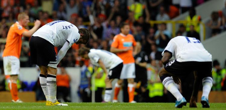 tvivlsomt. Tottenhamspillerne må sammen med kollegerne fra Fulham og oprykkeren Queens Park Rangers vente på besked om, hvorvidt de skal spille på lørdag. 