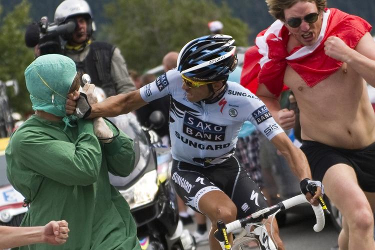 nærgående. I Herning kommer Alberto Contador tæt på tilskuerne, der dog næppe får samme behandling som denne udklædte Tourtilskuer på vej op mod Alpe d'Huez. 