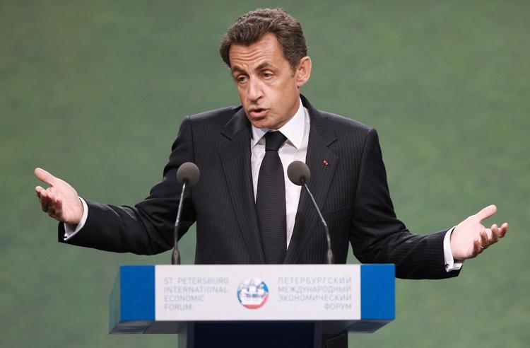 Industriferie. Flere har krititiseret de europæiske ledere for at blive på ferie, mens de finansielle problemer griber om sig. Selv måtte Sarkozy afbryde sin ferie på den franske riviera sammen med sin gravide kone.(arkivfoto) 