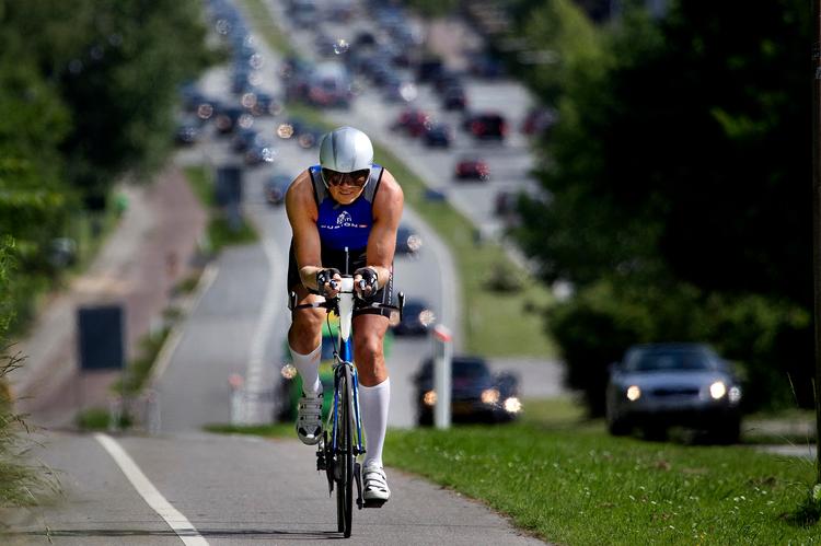 STRØMLINET. Martin Mogensen giver gas på Geels Bakke i Holte. Den største stigning på Challenge Copenhagens cykelrute. 