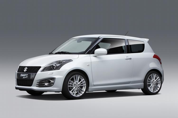 Rå. Suzuki Swift Sport har 136 hestekræfter og en særdeles sportsligt anlagt undervogn. Ergo bliver det en rap sag. 