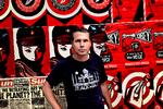 Angreb. Den amerikanske kunstner Shepard Fairey, der som oftest har fred som hovedbudskab i sine værker, blev fredag aften overfaldet i Kødbyen. 