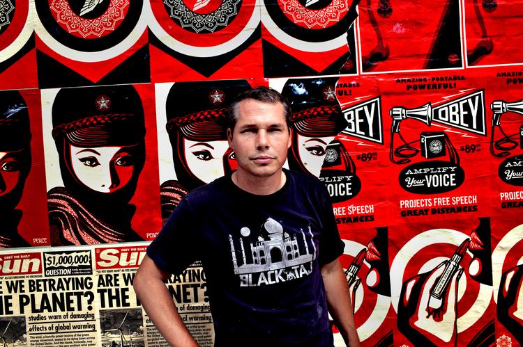 Angreb. Den amerikanske kunstner Shepard Fairey, der som oftest har fred som hovedbudskab i sine værker, blev fredag aften overfaldet i Kødbyen. 