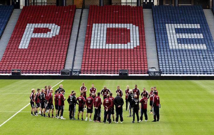 hjemmebane. Samtlige Danmarks seks foregående udekampe mod Skotland er blevet afviklet på Hampden Park, hvor Danmark efter fire nederlag har vundet de seneste to kampe med 1-0. 