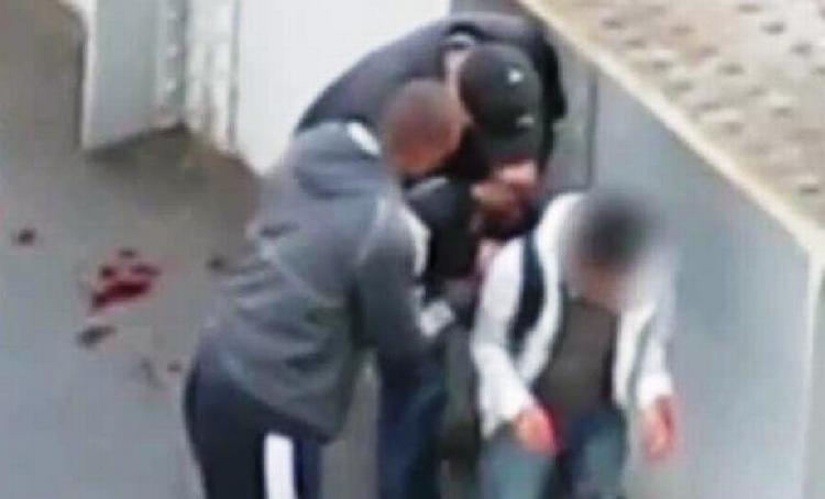 UDPLYNDRING. Her tømmer gerningsmændene den omtumlede Asyraf Haziqs rygsæk for værdier. 