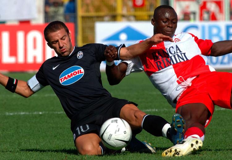uønsket. Ahmed Barusso (th) i kamp for Rimini i den næstbedste række mod Juventus i 2006, før ghaneseren blev solgt til Roma, der siden har lejet spilleren ud til en række klubber. 