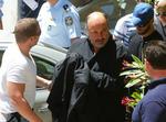 arresteret. Ejeren af den skandaleramte klub, Olympiakos Volos, Achilleas Beos (midt) føres til retten i juni i forbindelse med matchfixingsagen i Grækenland. 