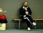 overfald. Mihai Barbat følger med i datteren Karen Barbats træning. 