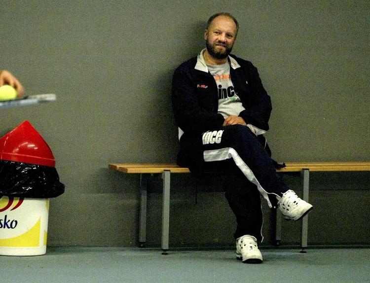 overfald. Mihai Barbat følger med i datteren Karen Barbats træning. 